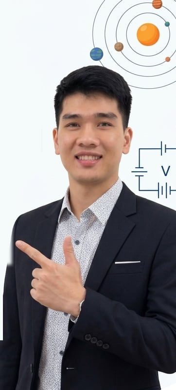 Thầy Long, giáo viên Vật lý, mặc vest tối màu và mỉm cười